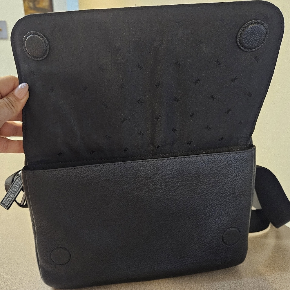 Unisex Michael Kors Cooper Black Pebbled Leather Messenger Bag Medium Crossbody - Picture 9 of 13